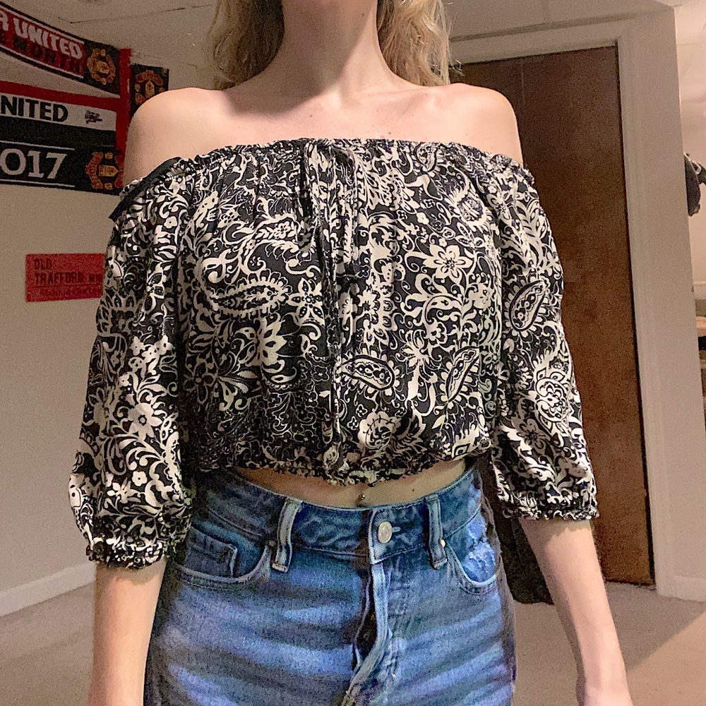 H&M (fashion magazine) off the shoulder crop top